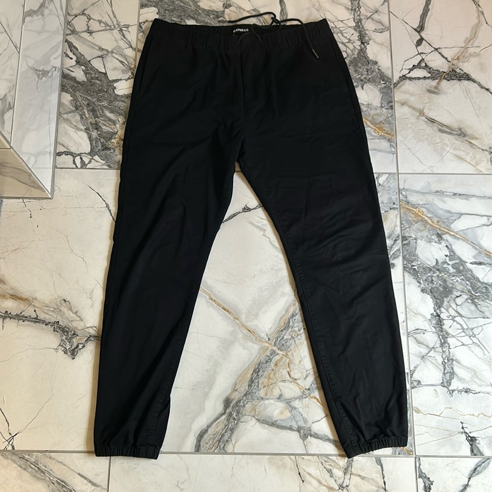 Express Elastic Waist Chino Jogger. Size medium. Color: Pitch Black